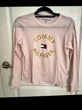 Tommy Hilfiger Light Pink Long-Sleeve Logo Tee with Gold Lettering
